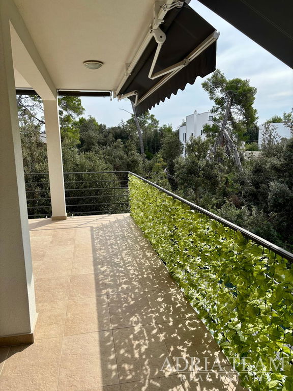 DVOUPOKOJOVÝ APARTMÁN SE ZAHRADOU A 2 PARKOVACÍMI MÍSTY, 150m OD PLÁŽE – PETRČANE (PUNTA RADMAN), ZADAR