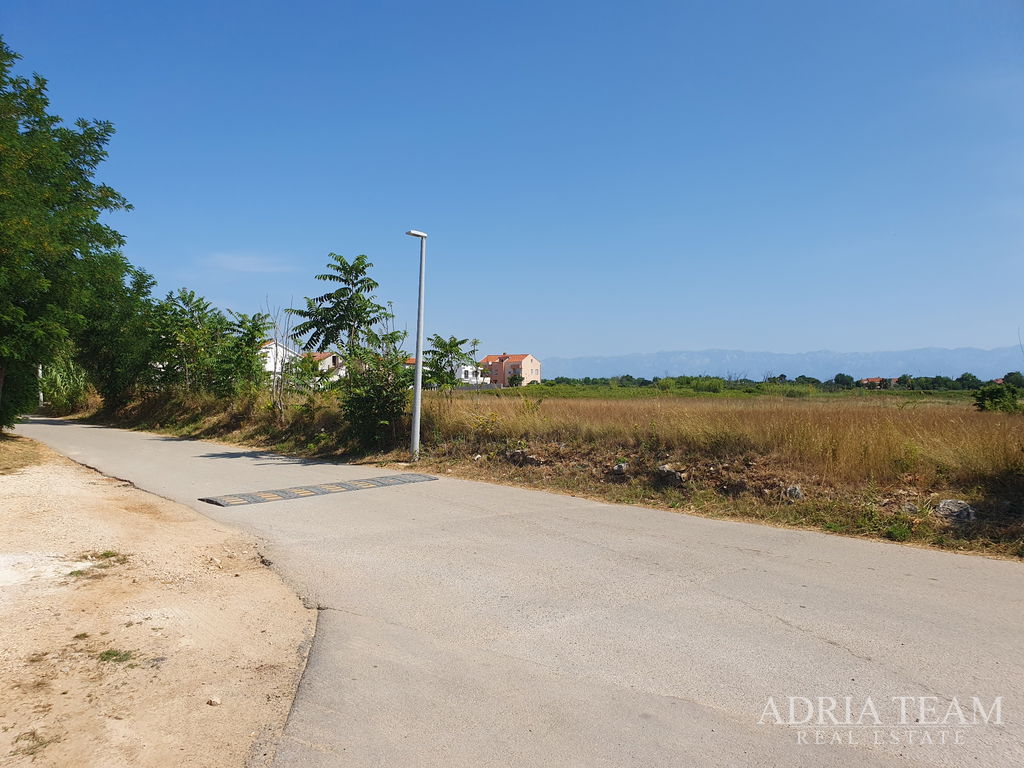 STAVEBNÍ POZEMEK S VYDANÝM PROJEKTEM A POVOLENÍM – PRIVLAKA, MLETIK