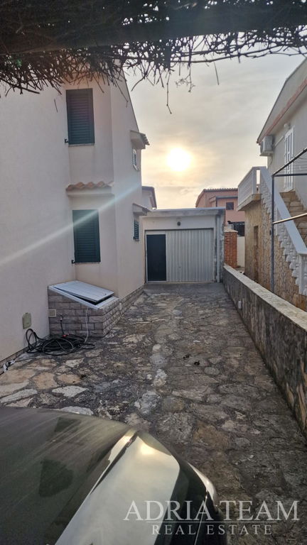 ZRENOVOVANÝ DŮM – 300 M OD MOŘE – VIR