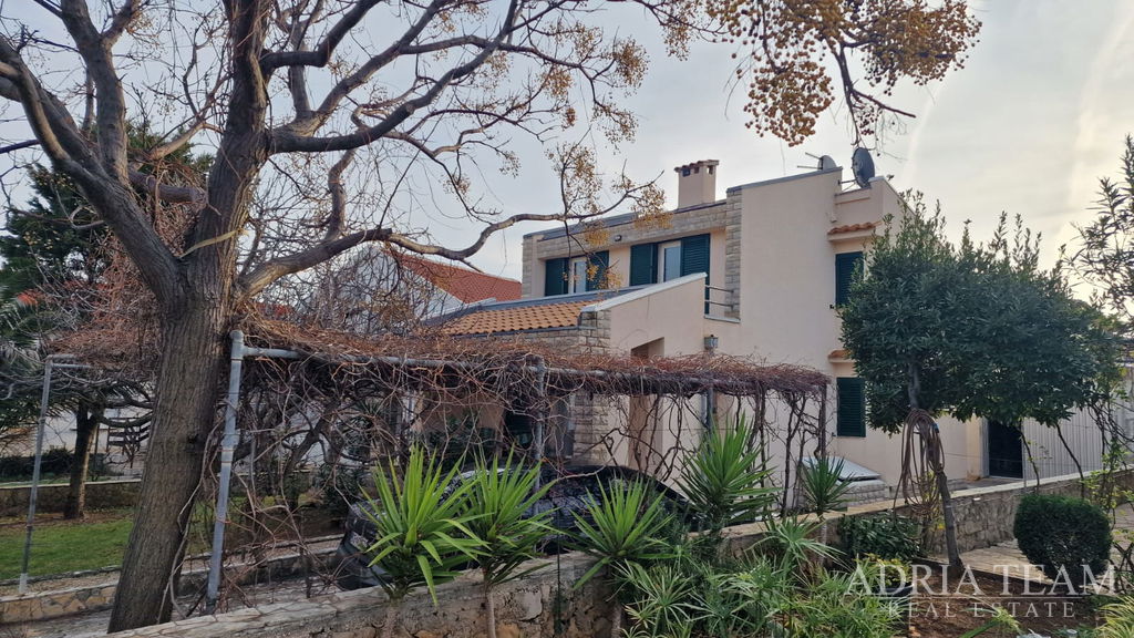 ZRENOVOVANÝ DŮM – 300 M OD MOŘE – VIR