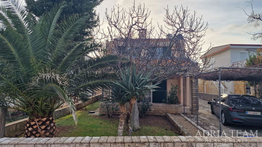 ZRENOVOVANÝ DŮM – 300 M OD MOŘE – VIR