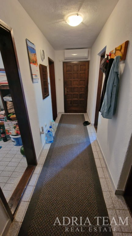 APARTMÁN – VYVÝŠENÉ PŘÍZEMÍ – 66,40 m² – BLÍZKO PLÁŽE RADOVANJICA - VIR