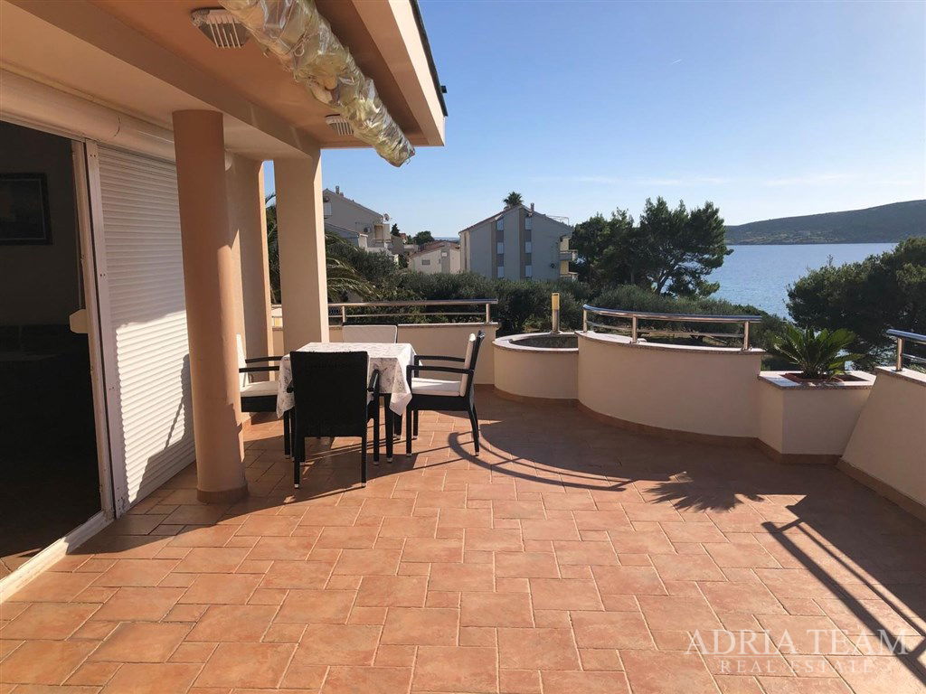 DVOUPODELAŽNÍ DŮM SE TŘEMI APARTMÁNY – PRVNÍ ŘADA U MOŘE – STARA NOVALJA, OSTROV PAG