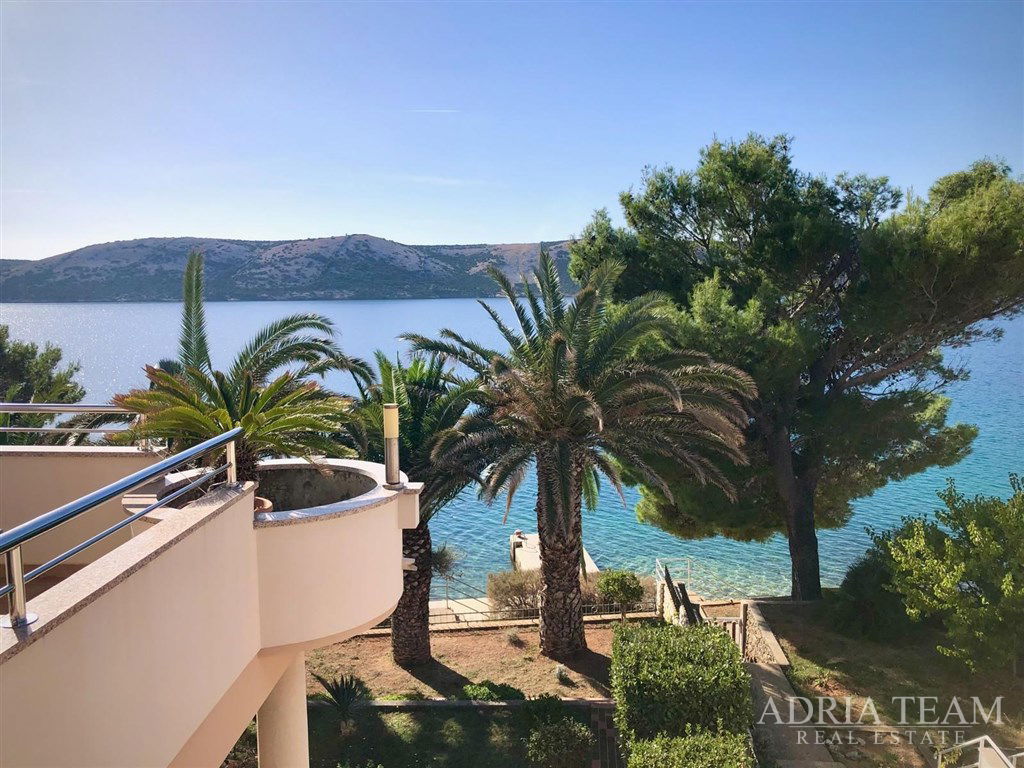 DVOUPODELAŽNÍ DŮM SE TŘEMI APARTMÁNY – PRVNÍ ŘADA U MOŘE – STARA NOVALJA, OSTROV PAG