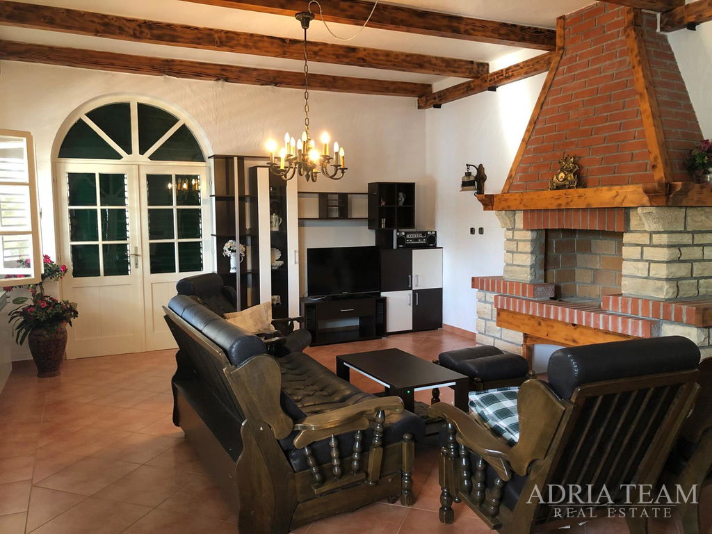 DVOUPODELAŽNÍ DŮM SE TŘEMI APARTMÁNY – PRVNÍ ŘADA U MOŘE – STARA NOVALJA, OSTROV PAG