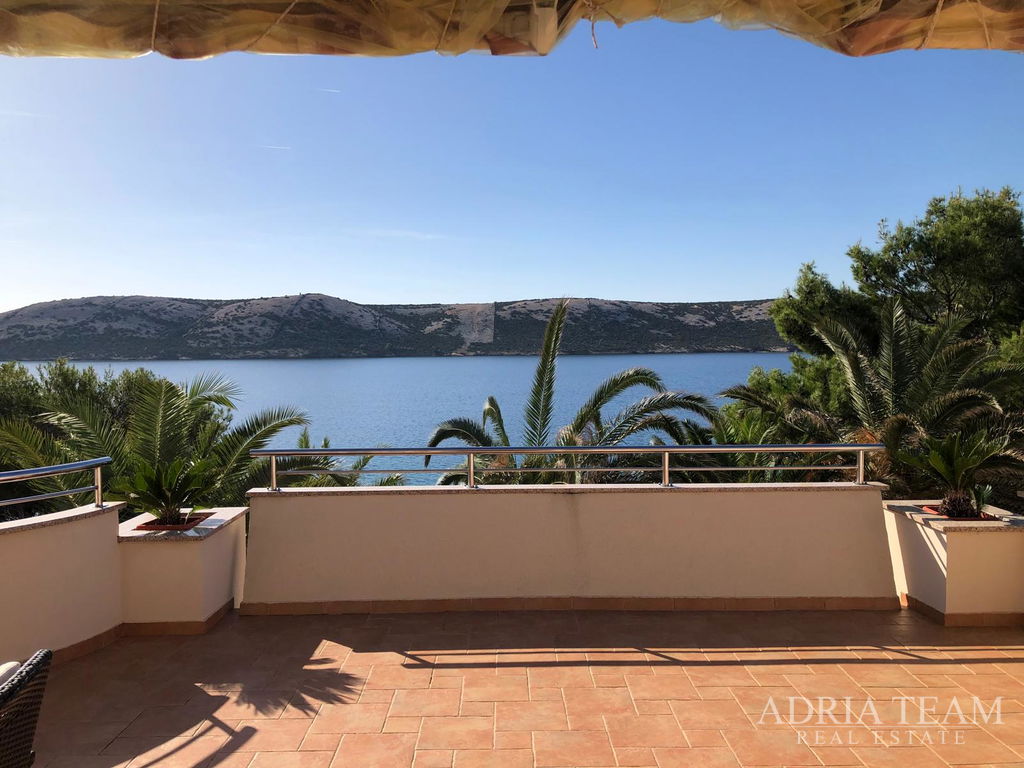 DVOUPODELAŽNÍ DŮM SE TŘEMI APARTMÁNY – PRVNÍ ŘADA U MOŘE – STARA NOVALJA, OSTROV PAG