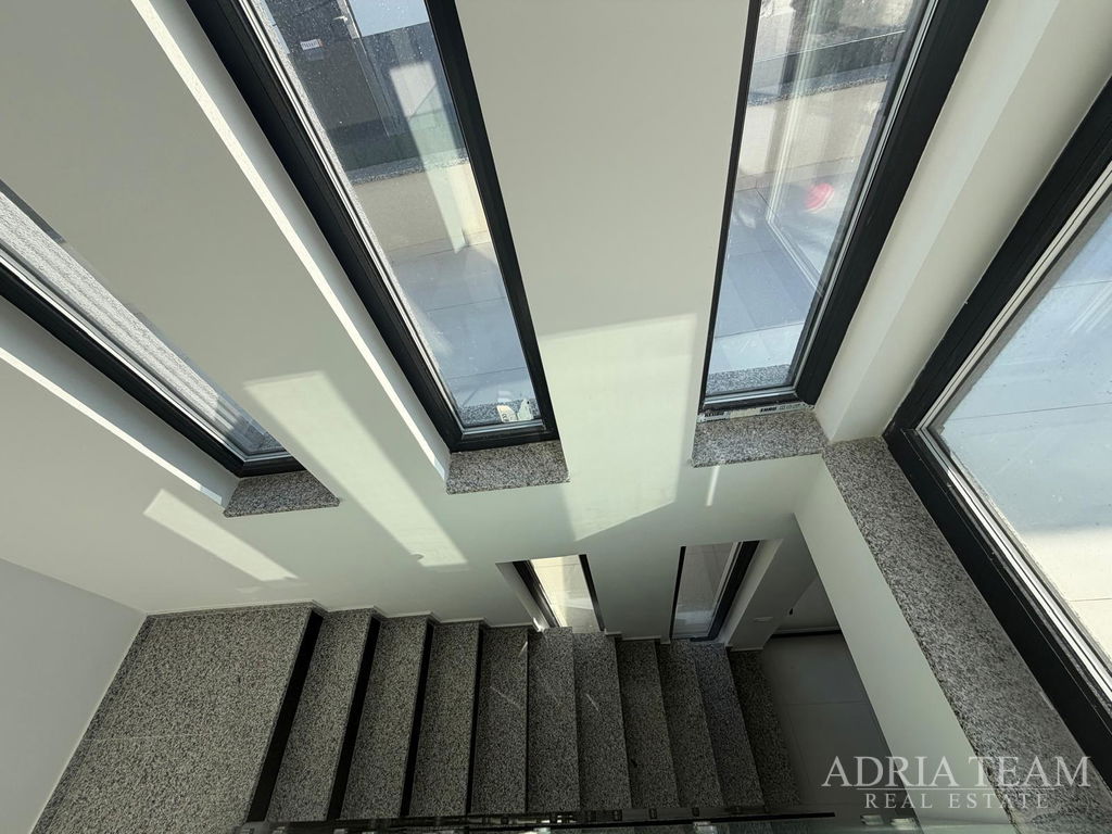 LUXUSNÍ VILA S BAZÉNEM – VIR