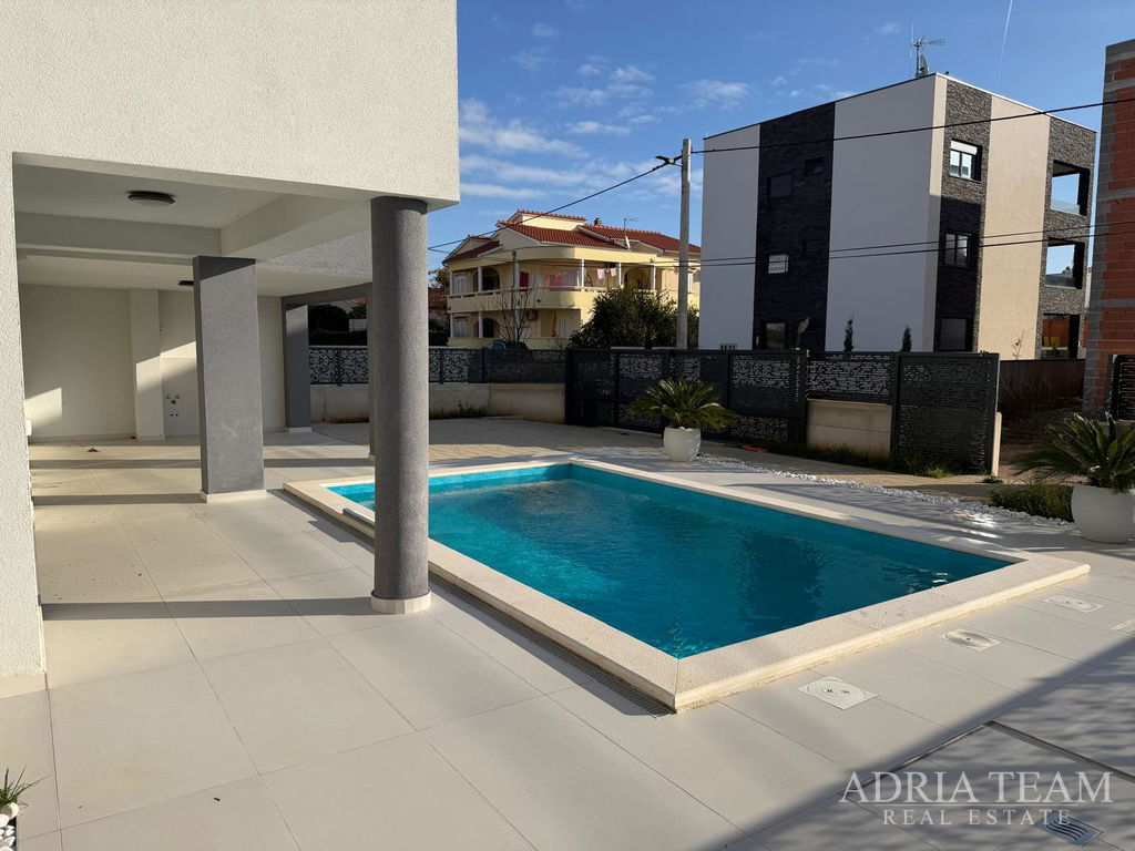 LUXUSNÍ VILA S BAZÉNEM – VIR