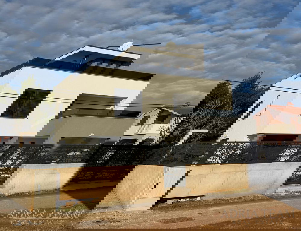 LUXUSNÍ VILA S BAZÉNEM – VIR