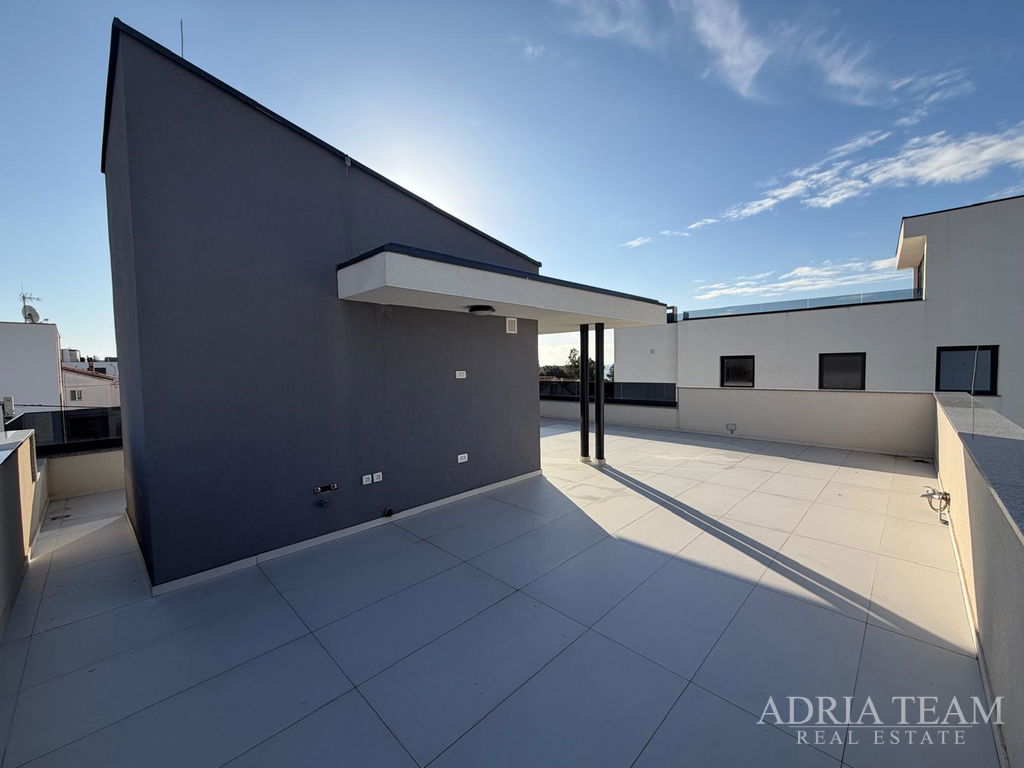 LUXUSNÍ VILA S BAZÉNEM – VIR