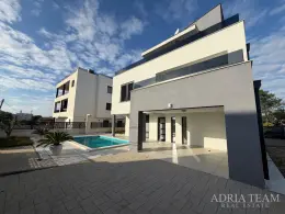 LUXUSNÍ VILA S BAZÉNEM – VIR nemovitost na prodej