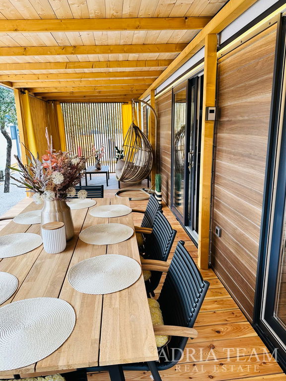 PLNĚ VYBAVENÝ LUXUSNÍ MOBILNÍ DŮM 6+2, POUZE 350m OD MOŘE - BIOGRAD NA MORU