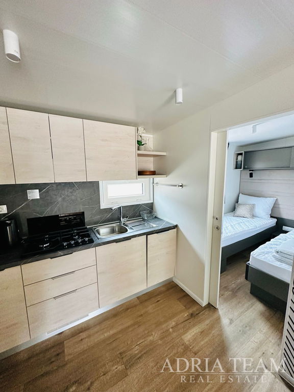 PLNĚ VYBAVENÝ LUXUSNÍ MOBILNÍ DŮM 6+2, POUZE 350m OD MOŘE - BIOGRAD NA MORU