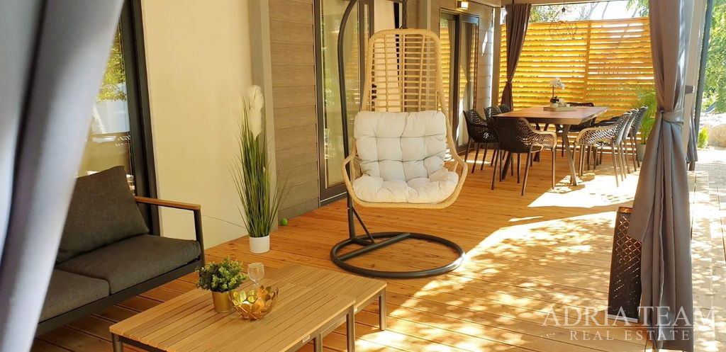 PLNĚ VYBAVENÝ LUXUSNÍ MOBILNÍ DŮM, POUZE 150m OD MOŘE - BIOGRAD NA MORU