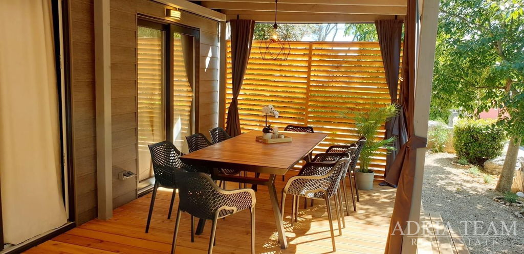 PLNĚ VYBAVENÝ LUXUSNÍ MOBILNÍ DŮM, POUZE 150m OD MOŘE - BIOGRAD NA MORU