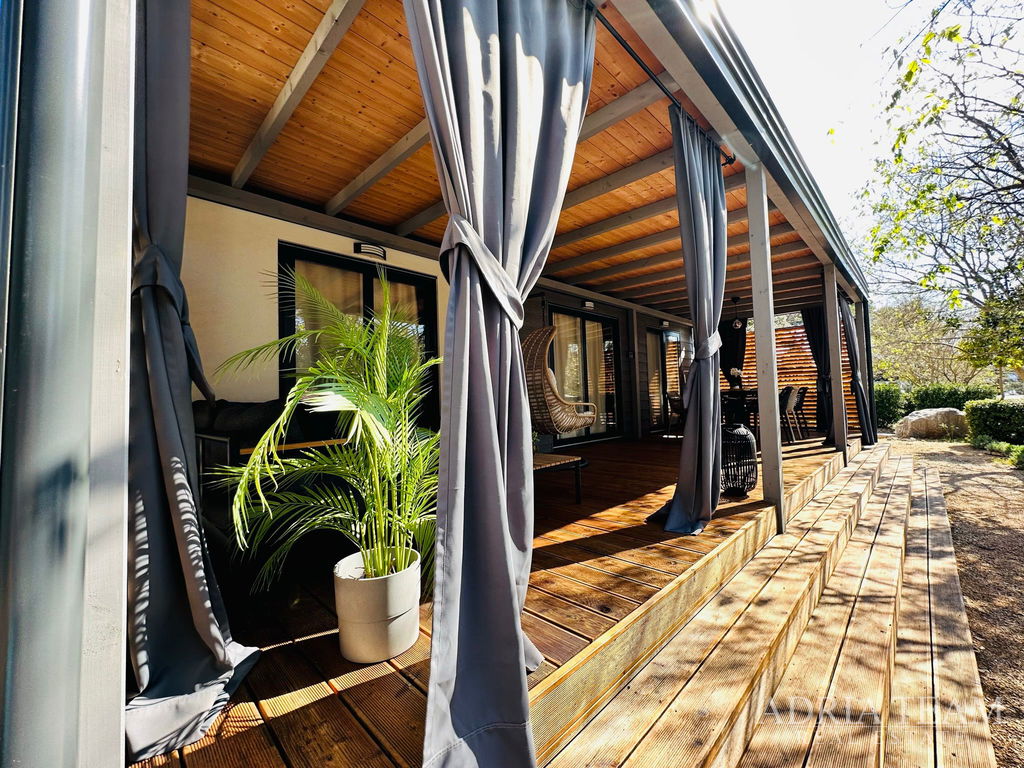 PLNĚ VYBAVENÝ LUXUSNÍ MOBILNÍ DŮM, POUZE 150m OD MOŘE - BIOGRAD NA MORU