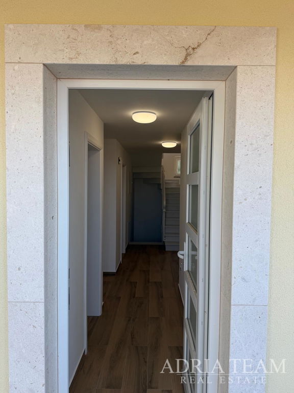 ATRAKTIVNÍ DŮM S BAZÉNEM 70M OD MOŘE – PETRČANE