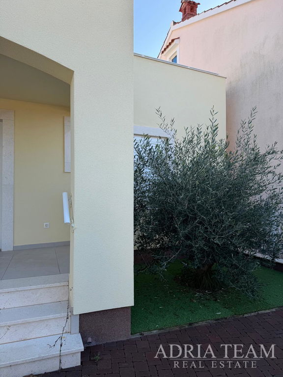 ATRAKTIVNÍ DŮM S BAZÉNEM 70M OD MOŘE – PETRČANE