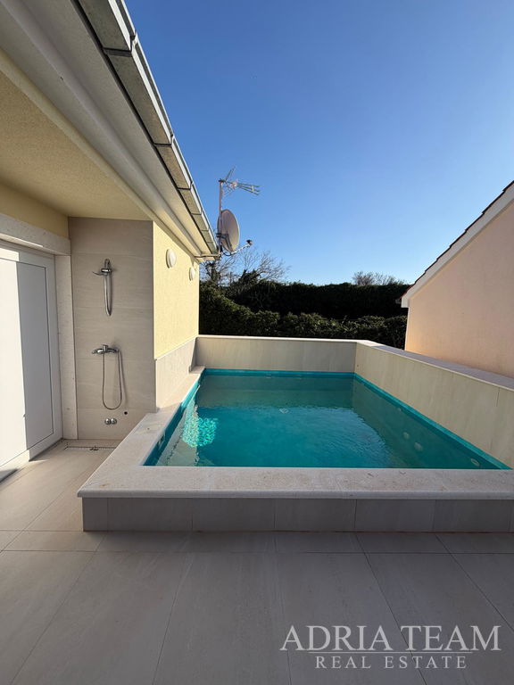 ATRAKTIVNÍ DŮM S BAZÉNEM 70M OD MOŘE – PETRČANE