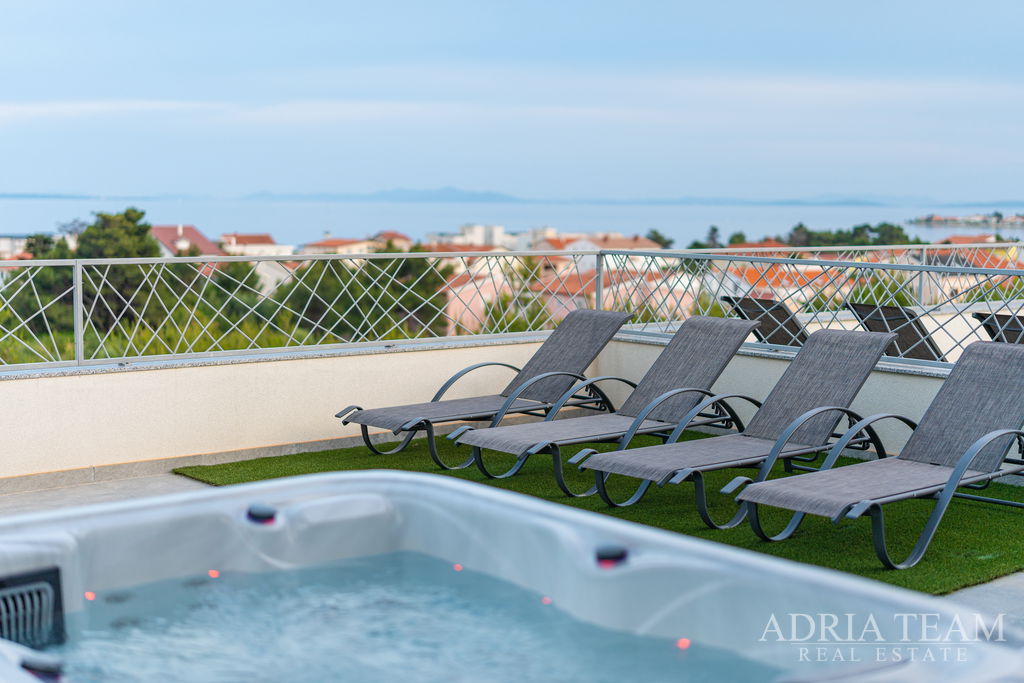 ZAŘÍZENÝ APARTMÁN SE STŘEŠNÍ TERASOU - VIR