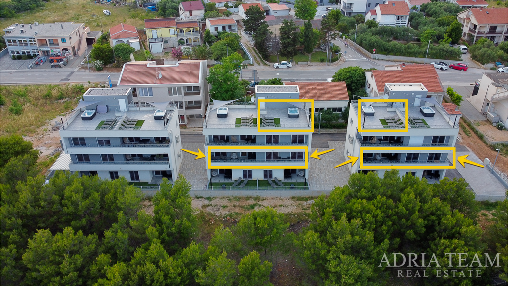 ZAŘÍZENÝ APARTMÁN SE STŘEŠNÍ TERASOU - VIR