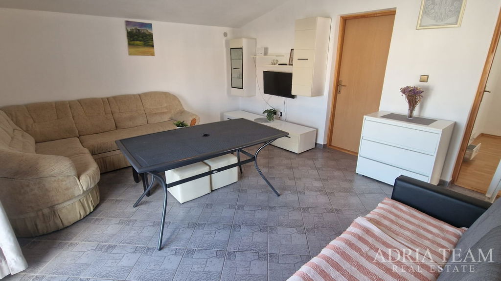 DŮM SE TŘEMI BYTOVÝMI JEDNOTKAMI, 200m OD MOŘE – VIR