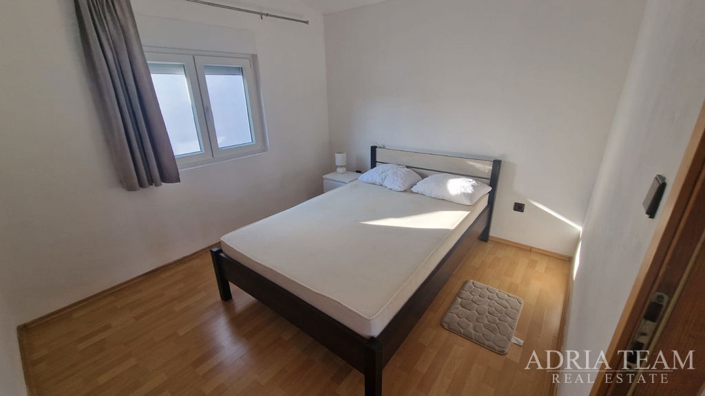 DŮM SE TŘEMI BYTOVÝMI JEDNOTKAMI, 200m OD MOŘE – VIR