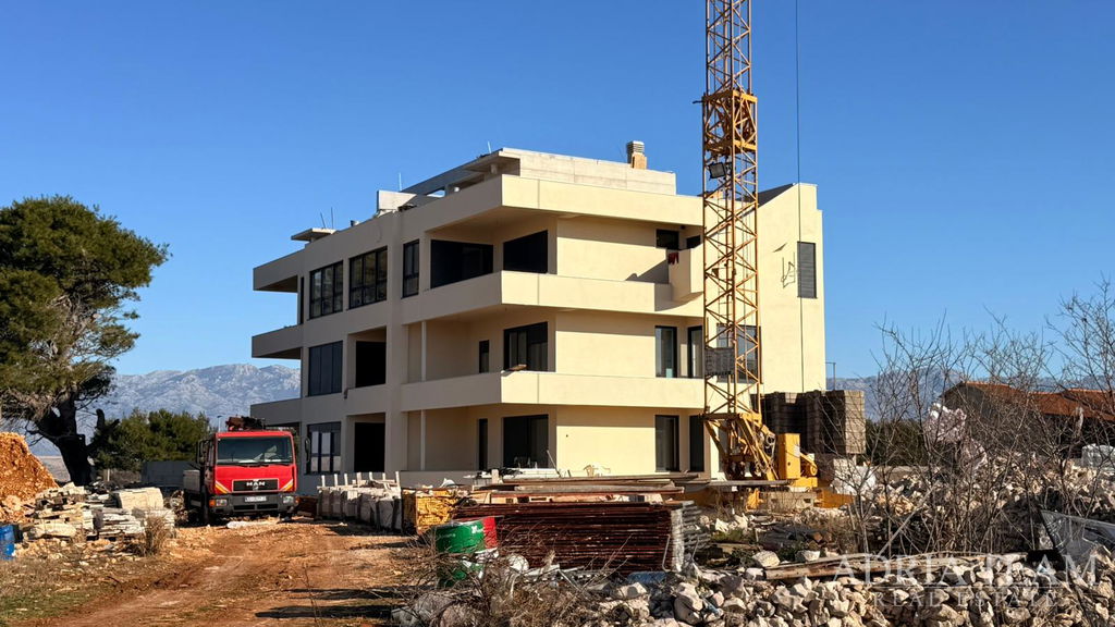 NOVOSTAVBA – APARTMÁN V POVLJANĚ (OSTROV PAG) | 800 m OD MORA