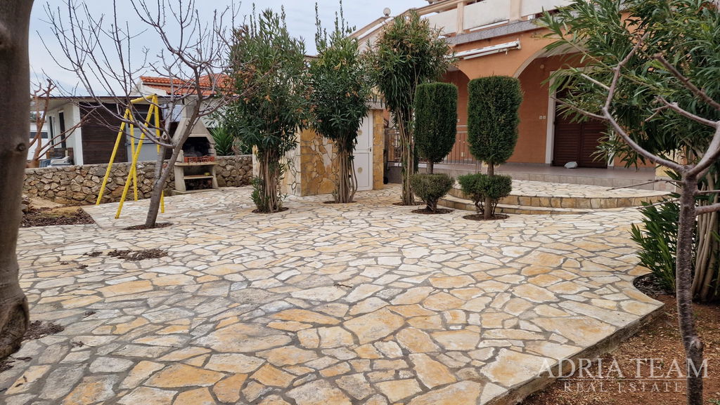 SAMOSTATNĚ STOJÍCÍ DŮM SE DVĚMA APARTMÁNY – VIR, ZADAR