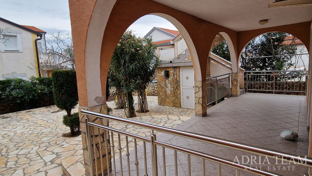 SAMOSTATNĚ STOJÍCÍ DŮM SE DVĚMA APARTMÁNY – VIR, ZADAR