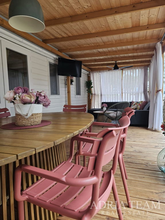 PLNĚ VYBAVEN MOBILNÍ DŮM 4+2, POUZE 70m OD MORA - BIOGRAD NA MORU