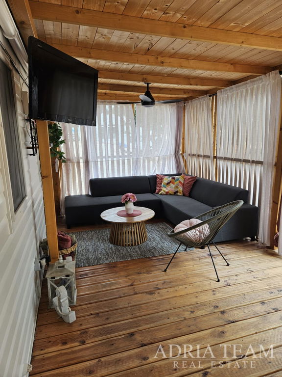 PLNĚ VYBAVEN MOBILNÍ DŮM 4+2, POUZE 70m OD MORA - BIOGRAD NA MORU