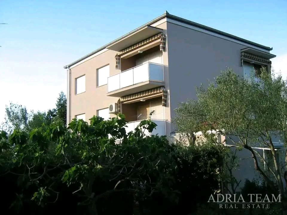 KRÁSNÝ JEDNOPOKOJOVÝ APARTMÁN SE ZAHRADOU – LUKORAN, OSTROV UGLJAN