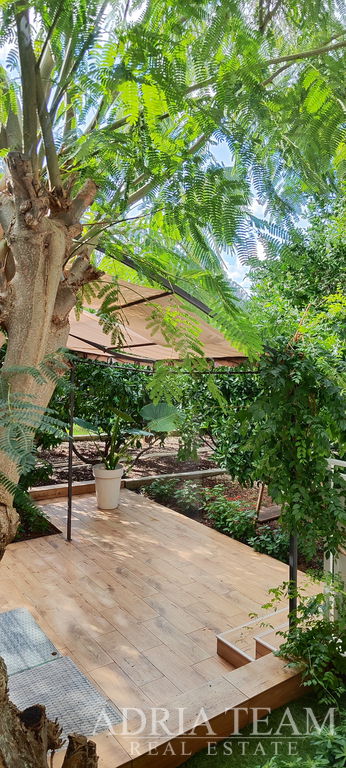 KRÁSNÝ JEDNOPOKOJOVÝ APARTMÁN SE ZAHRADOU – LUKORAN, OSTROV UGLJAN