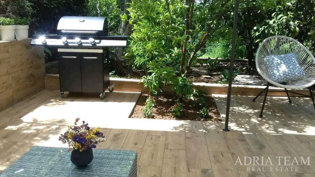 KRÁSNÝ JEDNOPOKOJOVÝ APARTMÁN SE ZAHRADOU – LUKORAN, OSTROV UGLJAN