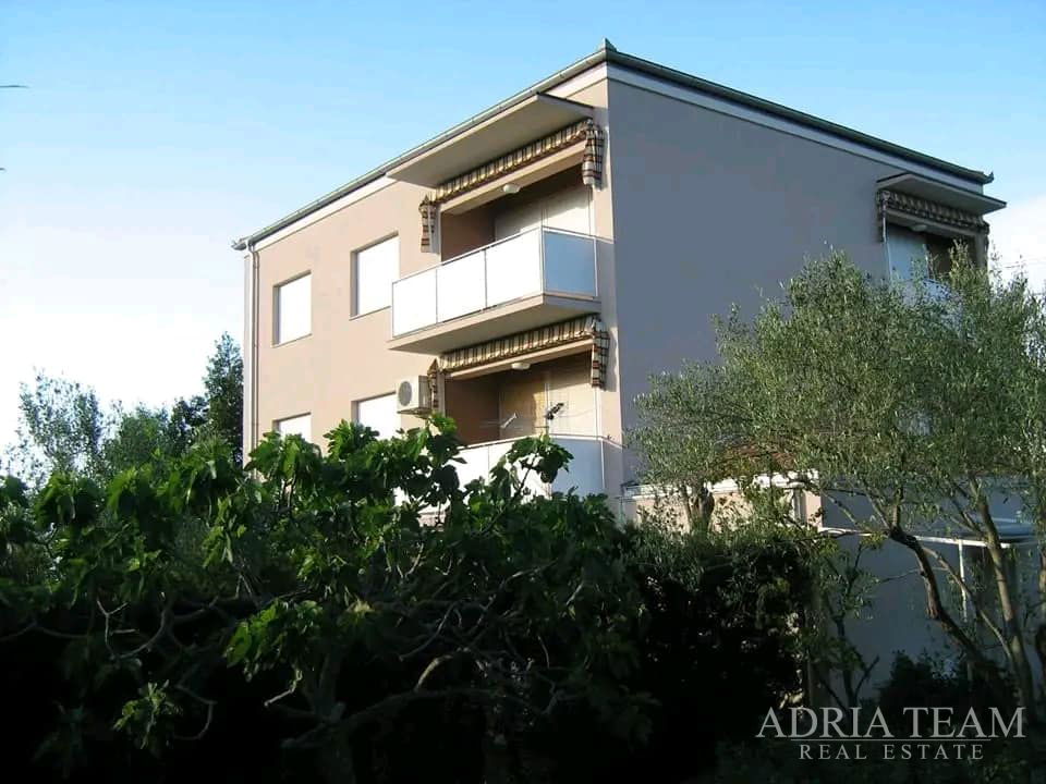 MODERNÍ DVOJPOKOJOVÝ APARTMÁN SE ZAHRADOU A GARÁŽÍ – LUKORAN, OSTROV UGLJAN