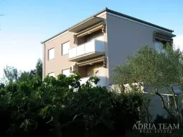 MODERNÍ DVOJPOKOJOVÝ APARTMÁN SE ZAHRADOU A GARÁŽÍ – LUKORAN, OSTROV UGLJAN nemovitost na prodej