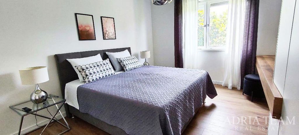 MODERNÍ DVOJPOKOJOVÝ APARTMÁN SE ZAHRADOU A GARÁŽÍ – LUKORAN, OSTROV UGLJAN