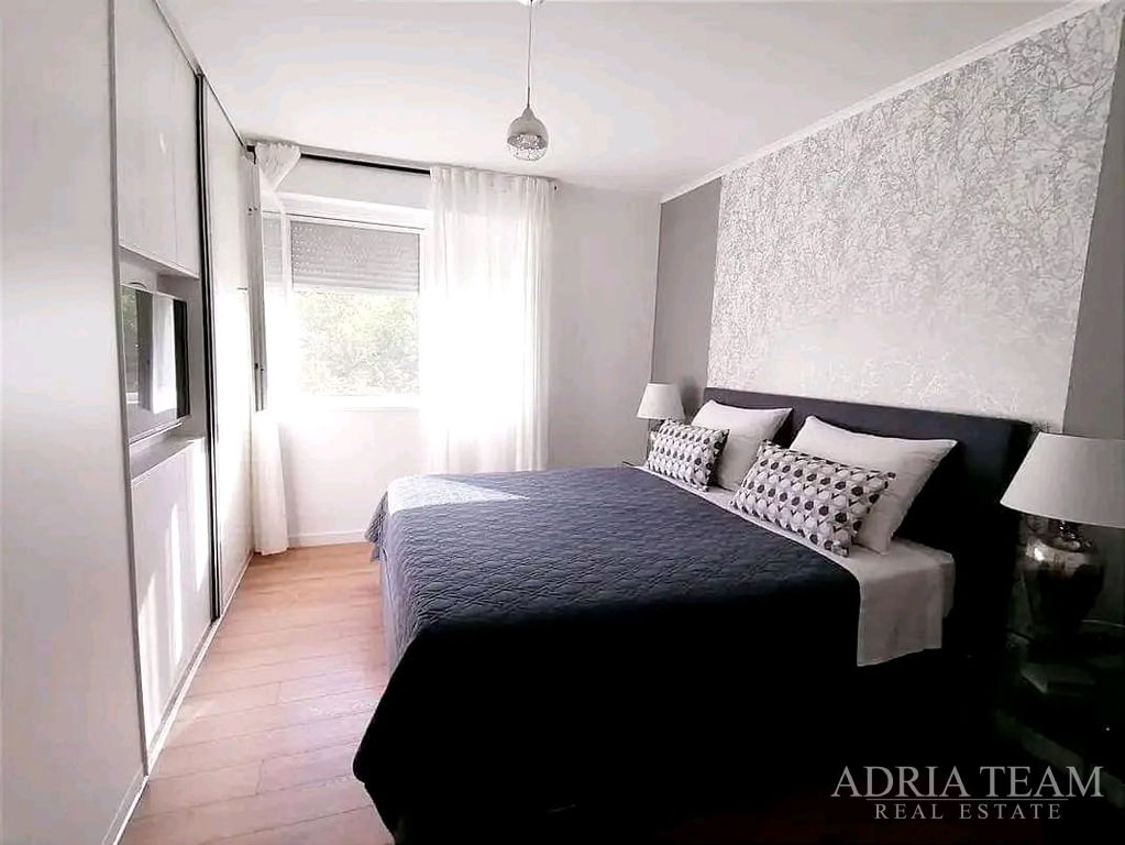 MODERNÍ DVOJPOKOJOVÝ APARTMÁN SE ZAHRADOU A GARÁŽÍ – LUKORAN, OSTROV UGLJAN