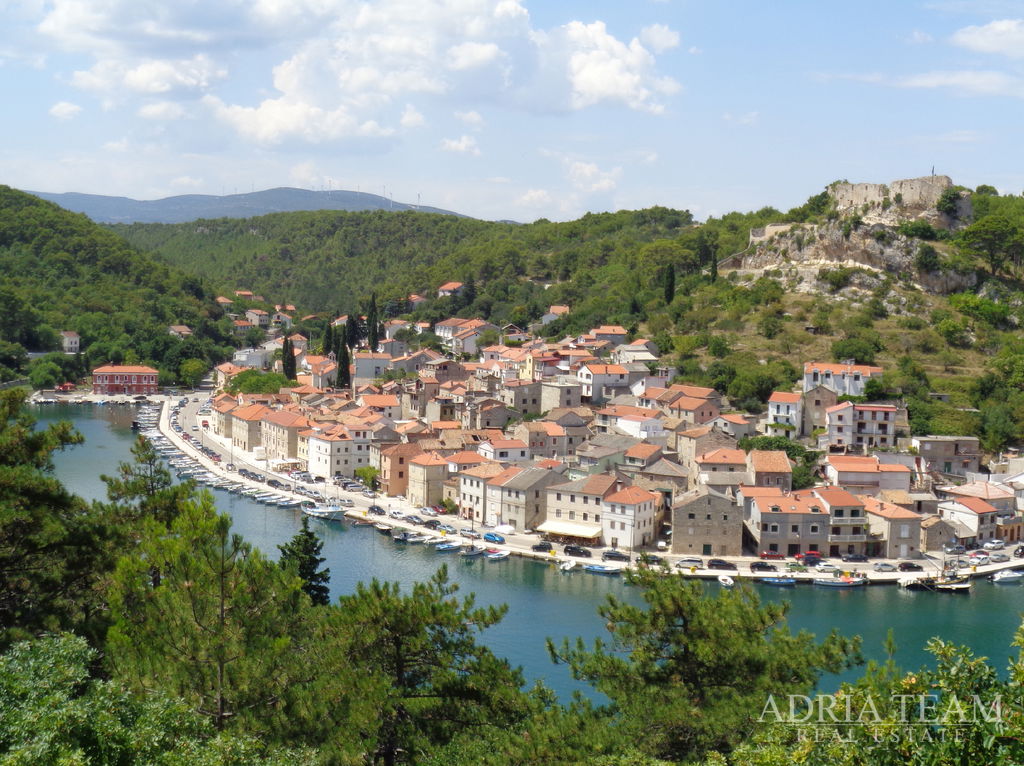 STAVEBNÍ POZEMEK PRO 3 LUXUSNÍ VILY S BAZÉNEM, 2.100 m²– NOVIGRAD