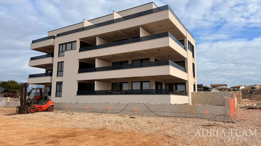 ATRATIVNÍ NOVOSTAVBA – 2POKOJOVÝ APARTMÁN SE SOUKROMOU ZAHRADOU A TERASOU – POVLJANA, PAG