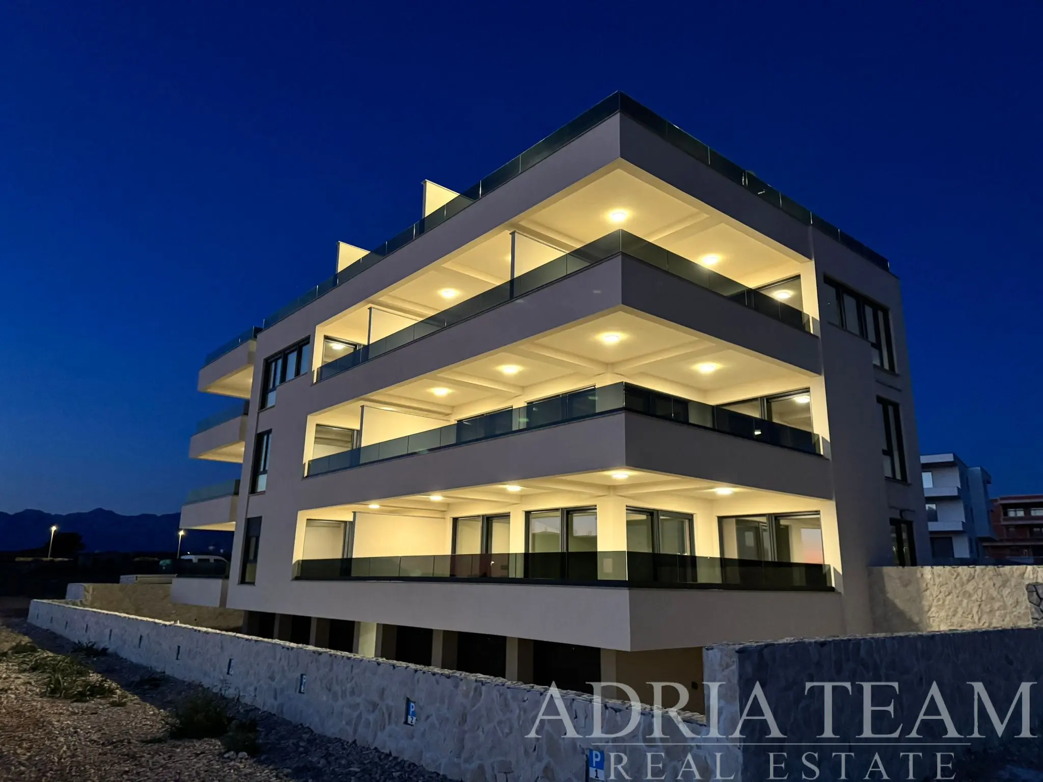 ATRATIVNÍ NOVOSTAVBA – 2POKOJOVÝ APARTMÁN SE SOUKROMOU ZAHRADOU A TERASOU – POVLJANA, PAG