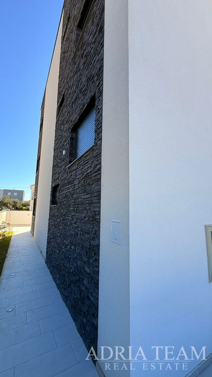 MODERNÍ APARTMÁN V 1. PATŘE SE DVĚMA PARKOVACÍMI MÍSTY – OSTROV VIR