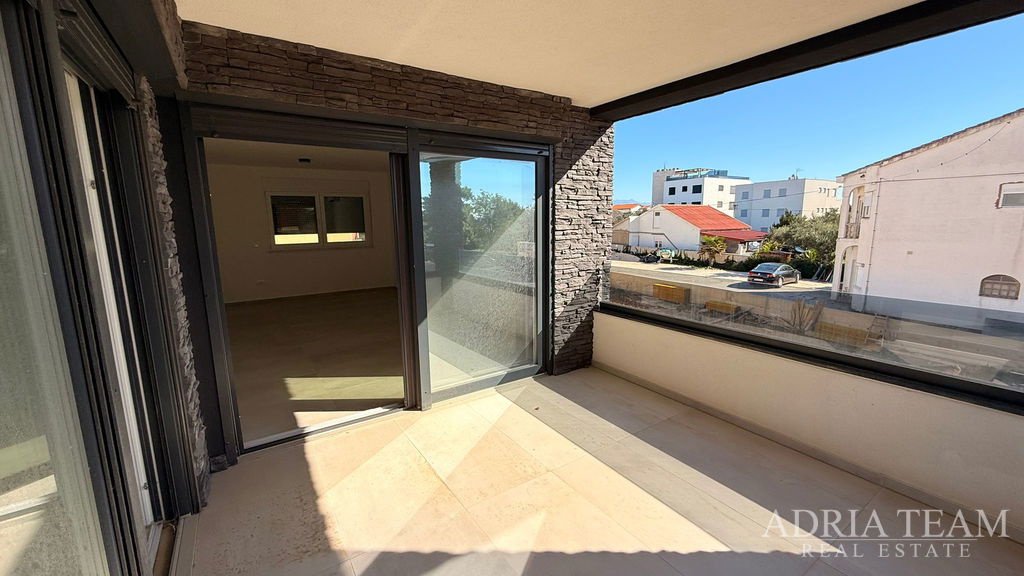 MODERNÍ APARTMÁN V 1. PATŘE SE DVĚMA PARKOVACÍMI MÍSTY – OSTROV VIR