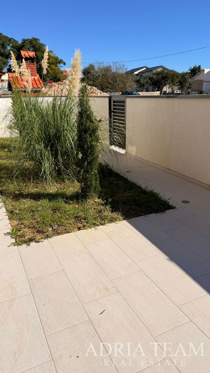 MODERNÍ APARTMÁN V 1. PATŘE SE DVĚMA PARKOVACÍMI MÍSTY – OSTROV VIR