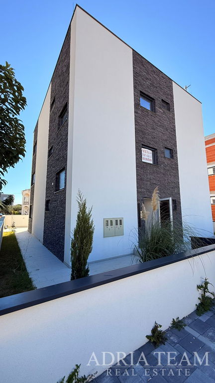 MODERNÍ APARTMÁN V 1. PATŘE SE DVĚMA PARKOVACÍMI MÍSTY – OSTROV VIR