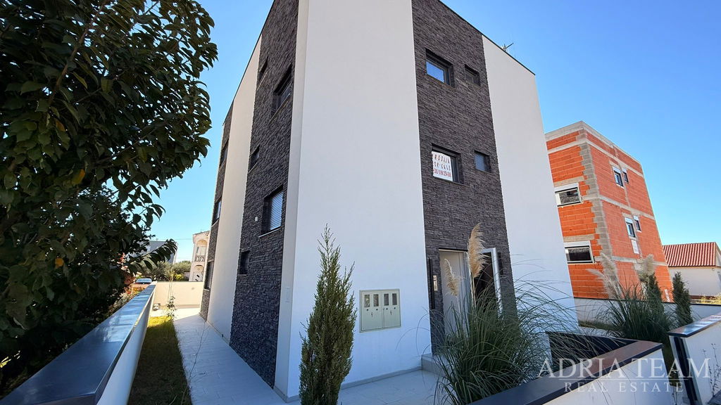 PENTHOUSE SE STŘEŠNÍ TERASOU 100 m² A DVĚMA PARKOVACÍMI MÍSTY – VIR