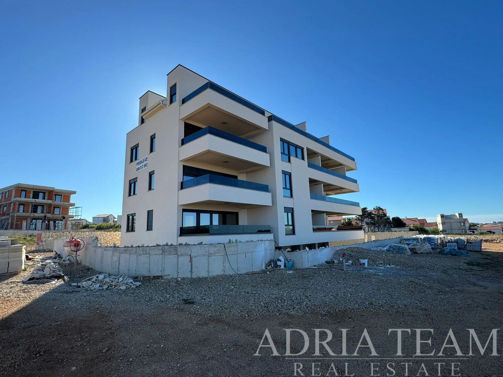 ATRATIVNÍ NOVOSTAVBA – PROSTORNÝ 2POKOJOVÝ APARTMÁN S VELKOU TERASOU A ZAHRADOU – POVLJANA, PAG