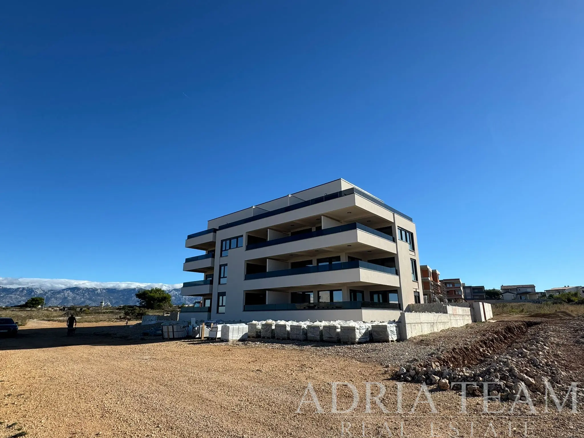 ATRATIVNÍ NOVOSTAVBA – PROSTORNÝ 2POKOJOVÝ APARTMÁN S VELKOU TERASOU A ZAHRADOU – POVLJANA, PAG