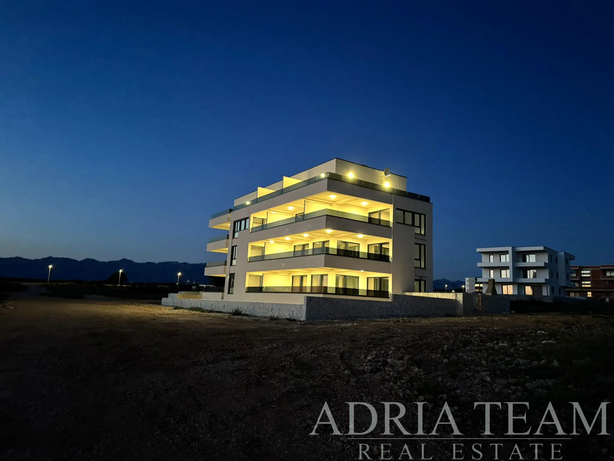 ATRATIVNÍ NOVOSTAVBA – 2POKOJOVÝ APARTMÁN S VELKOU TERASOU – POVLJANA, PAG